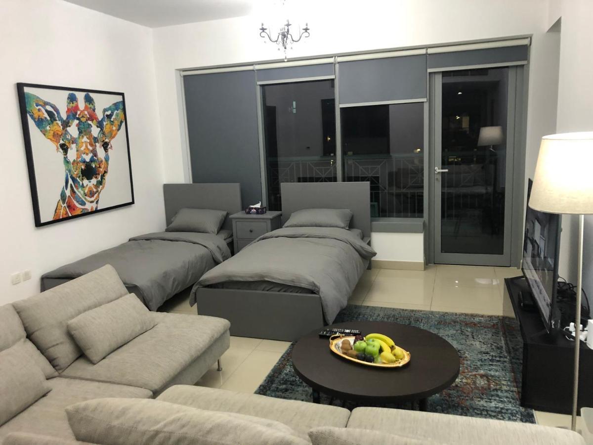 Downtown Boulevard One Bedroom Apt In 29 Blvd غرفة وصالة Burj & Fountain View Master Bedroom Plus 2 Single Beds In Living Room Dubai Buitenkant foto