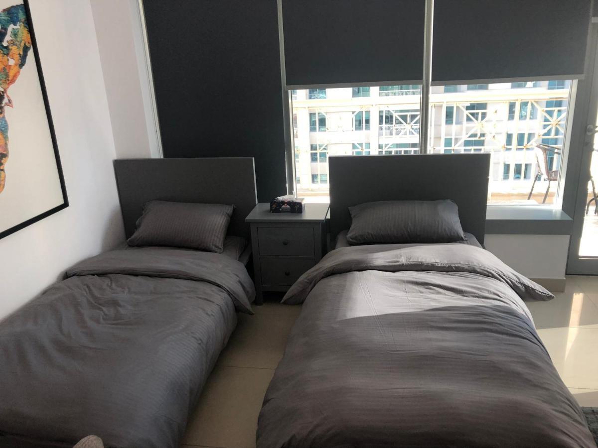 Downtown Boulevard One Bedroom Apt In 29 Blvd غرفة وصالة Burj & Fountain View Master Bedroom Plus 2 Single Beds In Living Room Dubai Buitenkant foto
